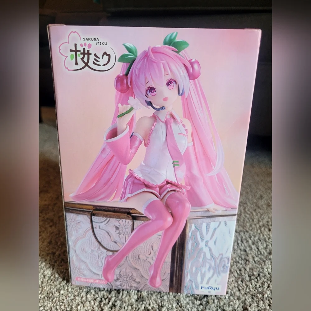 NIB Sakura Miku Figure with Cherry Blossom Theme - Picture 5 of 8